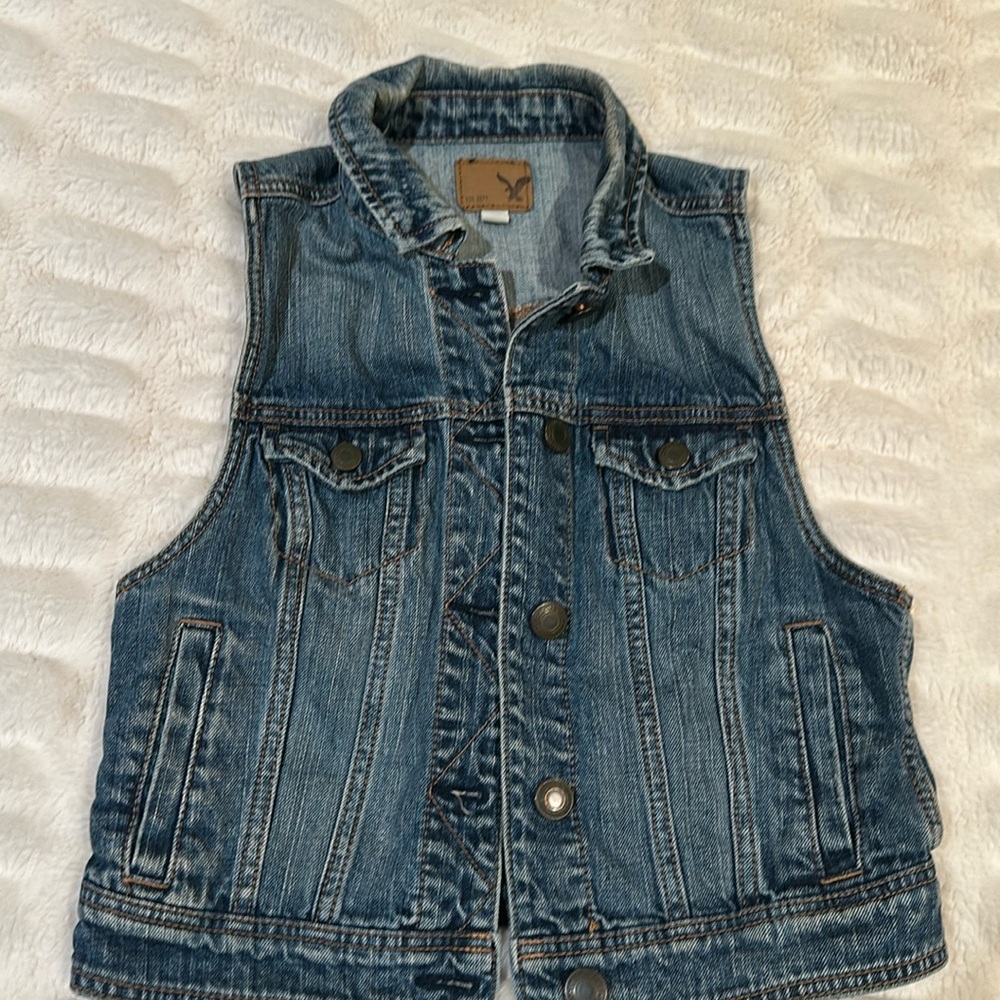 AE button down denim vest size small.